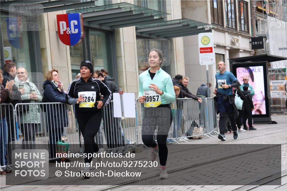 05.10.2025 - 20. swb-Marathon Bremen Strokosch-Dieckow http://msf.ph/oto/9275230 05.10.2025 11:13:22 Ziel 7014, 7410, 9242, 9899, 9946, 10040, 10273, 10364, 10433, 10574, 10671, 10705, 10707, 10756, 10842, 10957, 11060, 11068, 11117, 11264, 11367, 11385, 11652, 11653, 7014, 7410, 9242, 9899, 9946, 10040, 10273, 10364, 10433, 10574, 10671, 10705, 10707, 10756, 10842, 10957, 11060, 11068, 11117, 11264, 11367, 11385, 11652, 11653 meine-sportfotos.de