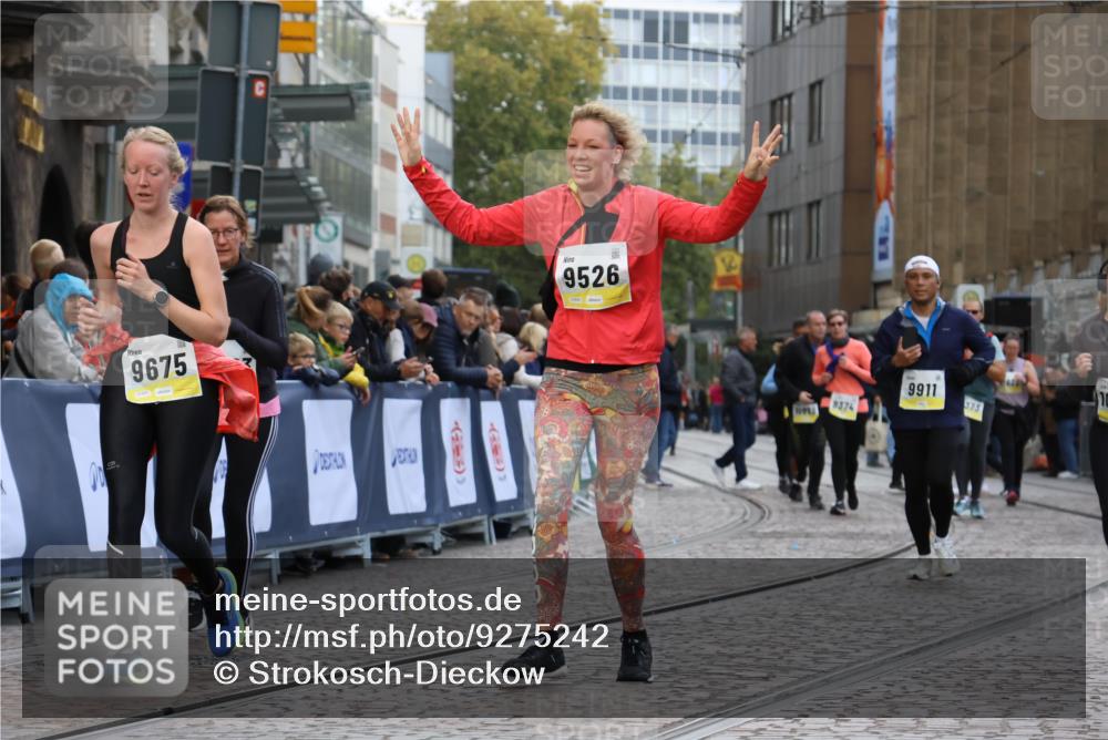 05.10.2025 - 20. swb-Marathon Bremen Strokosch-Dieckow http://msf.ph/oto/9275242 05.10.2025 11:12:03 Ziel 9526, 9675, 9726, 9867, 10463, 10499, 10849 meine-sportfotos.de