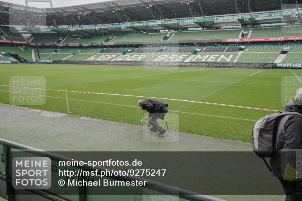 05.10.2025 - 20. swb-Marathon Bremen Michael Burmester http://msf.ph/oto/9275247 05.10.2025 14:59:32 Laufen im Stadion  meine-sportfotos.de