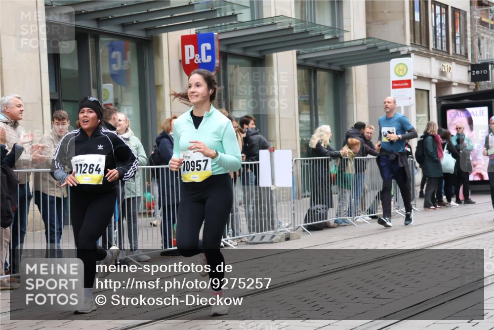 05.10.2025 - 20. swb-Marathon Bremen Strokosch-Dieckow http://msf.ph/oto/9275257 05.10.2025 11:13:23 Ziel 7014, 7410, 9242, 9899, 9946, 10040, 10273, 10364, 10433, 10574, 10671, 10705, 10707, 10756, 10842, 10957, 11060, 11068, 11264, 11385, 11652, 11653, 7014, 7410, 9242, 9899, 9946, 10040, 10273, 10364, 10433, 10574, 10671, 10705, 10707, 10756, 10842, 10957, 11060, 11068, 11264, 11385, 11652, 11653 meine-sportfotos.de