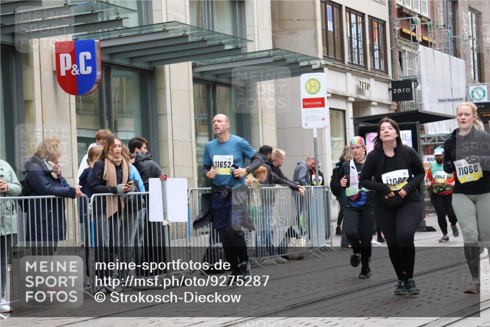 05.10.2025 - 20. swb-Marathon Bremen Strokosch-Dieckow http://msf.ph/oto/9275287 05.10.2025 11:13:24 Ziel 7014, 7410, 9242, 9899, 9946, 10040, 10364, 10433, 10574, 10671, 10705, 10707, 10756, 10842, 10957, 11060, 11068, 11264, 11385, 11652, 11653, 7014, 7410, 9242, 9899, 9946, 10040, 10364, 10433, 10574, 10671, 10705, 10707, 10756, 10842, 10957, 11060, 11068, 11264, 11385, 11652, 11653 meine-sportfotos.de