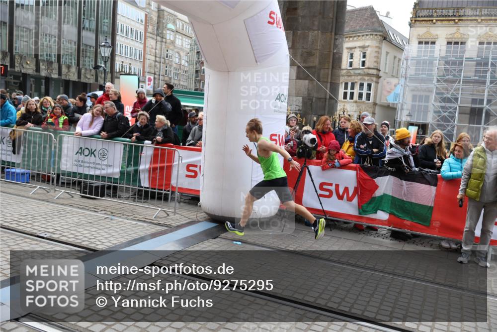 05.10.2025 - 20. swb-Marathon Bremen Yannick Fuchs http://msf.ph/oto/9275295 05.10.2025 12:34:27 Ziel 888 meine-sportfotos.de