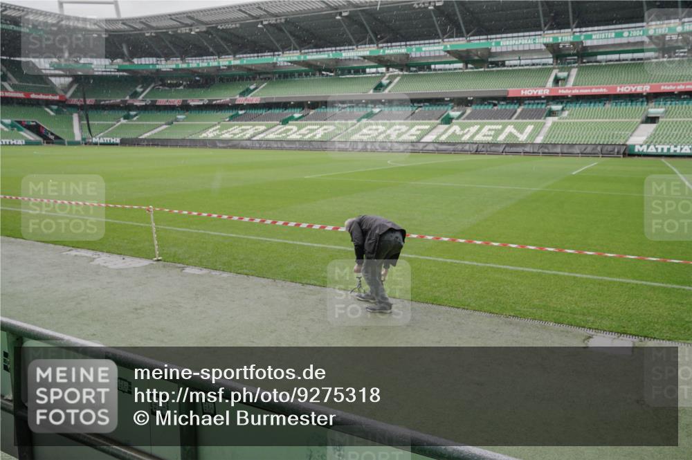 05.10.2025 - 20. swb-Marathon Bremen Michael Burmester http://msf.ph/oto/9275318 05.10.2025 14:59:36 Laufen im Stadion  meine-sportfotos.de