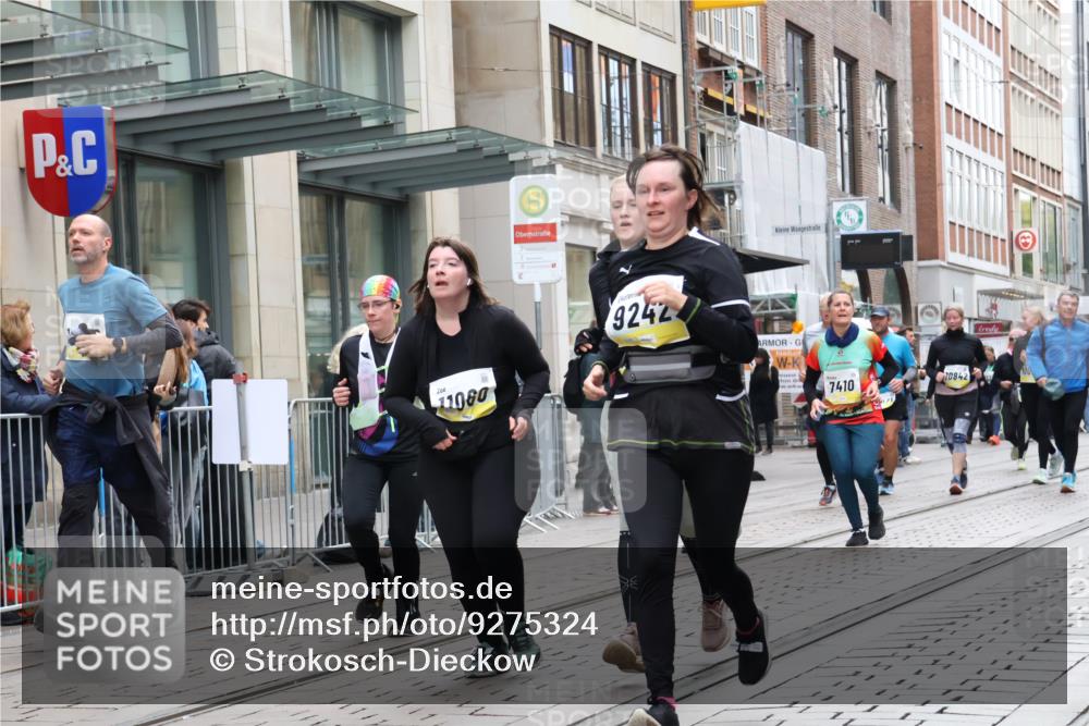 05.10.2025 - 20. swb-Marathon Bremen Strokosch-Dieckow http://msf.ph/oto/9275324 05.10.2025 11:13:25 Ziel 7014, 7410, 9242, 9667, 9899, 9946, 10040, 10364, 10433, 10574, 10671, 10705, 10707, 10756, 10842, 10957, 11060, 11068, 11264, 11385, 11652, 11653, 7014, 7410, 9242, 9667, 9899, 9946, 10040, 10364, 10433, 10574, 10671, 10705, 10707, 10756, 10842, 10957, 11060, 11068, 11264, 11385, 11652, 11653 meine-sportfotos.de