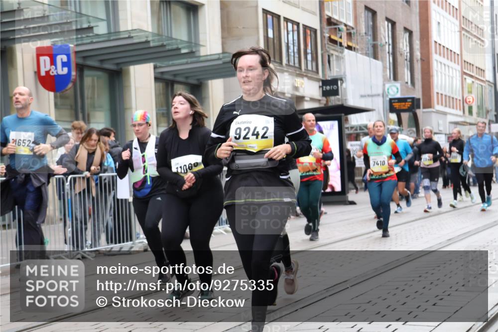 05.10.2025 - 20. swb-Marathon Bremen Strokosch-Dieckow http://msf.ph/oto/9275335 05.10.2025 11:13:25 Ziel 7014, 7410, 9242, 9667, 9899, 9946, 10040, 10364, 10433, 10574, 10671, 10705, 10707, 10756, 10842, 10957, 11060, 11068, 11264, 11385, 11652, 11653, 7014, 7410, 9242, 9667, 9899, 9946, 10040, 10364, 10433, 10574, 10671, 10705, 10707, 10756, 10842, 10957, 11060, 11068, 11264, 11385, 11652, 11653 meine-sportfotos.de