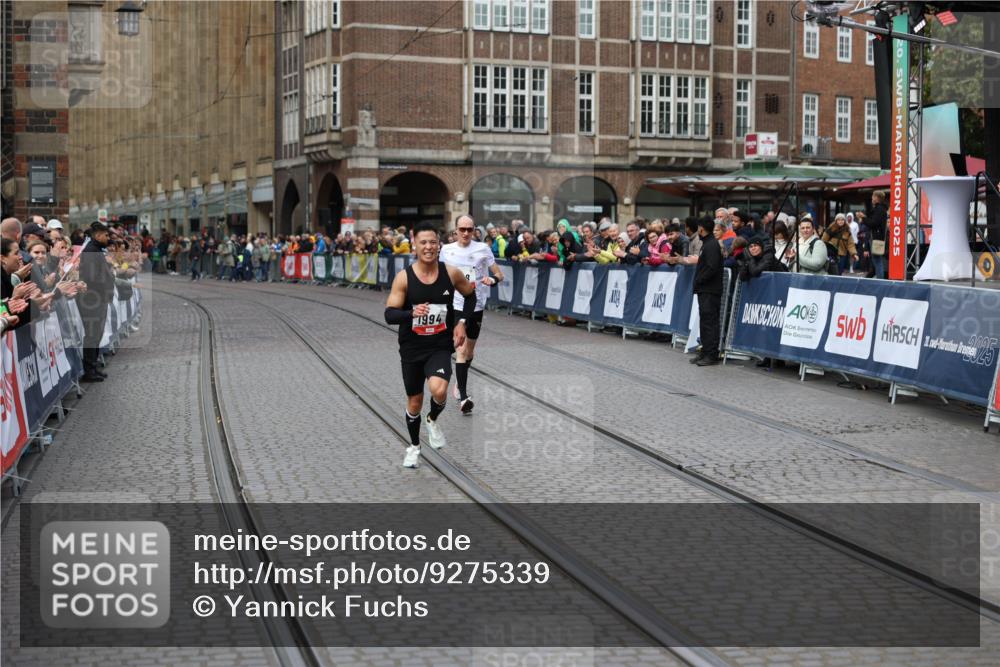 05.10.2025 - 20. swb-Marathon Bremen Yannick Fuchs http://msf.ph/oto/9275339 05.10.2025 12:35:29 Ziel 1994 meine-sportfotos.de