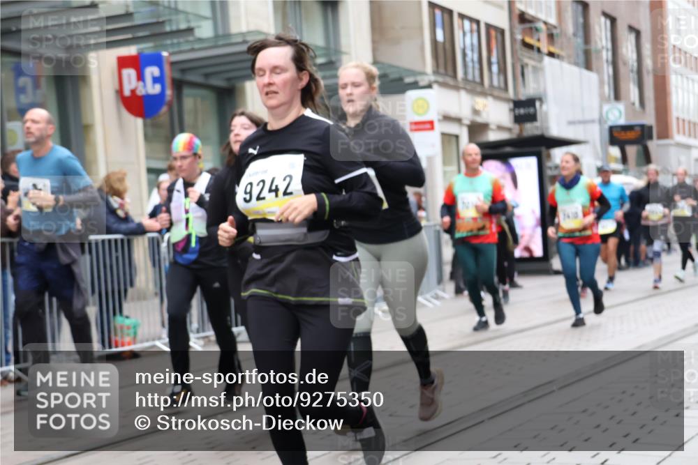 05.10.2025 - 20. swb-Marathon Bremen Strokosch-Dieckow http://msf.ph/oto/9275350 05.10.2025 11:13:26 Ziel 7014, 7410, 9242, 9631, 9667, 9899, 9946, 10000, 10040, 10364, 10433, 10574, 10671, 10705, 10707, 10756, 10842, 10957, 11060, 11068, 11264, 11385, 11541, 11652, 11653, 7014, 7410, 9242, 9631, 9667, 9899, 9946, 10000, 10040, 10364, 10433, 10574, 10671, 10705, 10707, 10756, 10842, 10957, 11060, 11068, 11264, 11385, 11541, 11652, 11653 meine-sportfotos.de