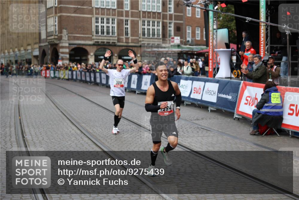 05.10.2025 - 20. swb-Marathon Bremen Yannick Fuchs http://msf.ph/oto/9275439 05.10.2025 12:35:30 Ziel 308, 1994 meine-sportfotos.de