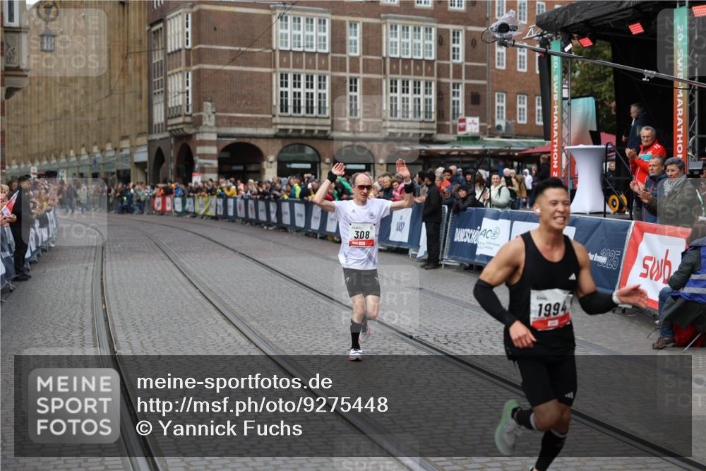 05.10.2025 - 20. swb-Marathon Bremen Yannick Fuchs http://msf.ph/oto/9275448 05.10.2025 12:35:30 Ziel 308, 1994 meine-sportfotos.de