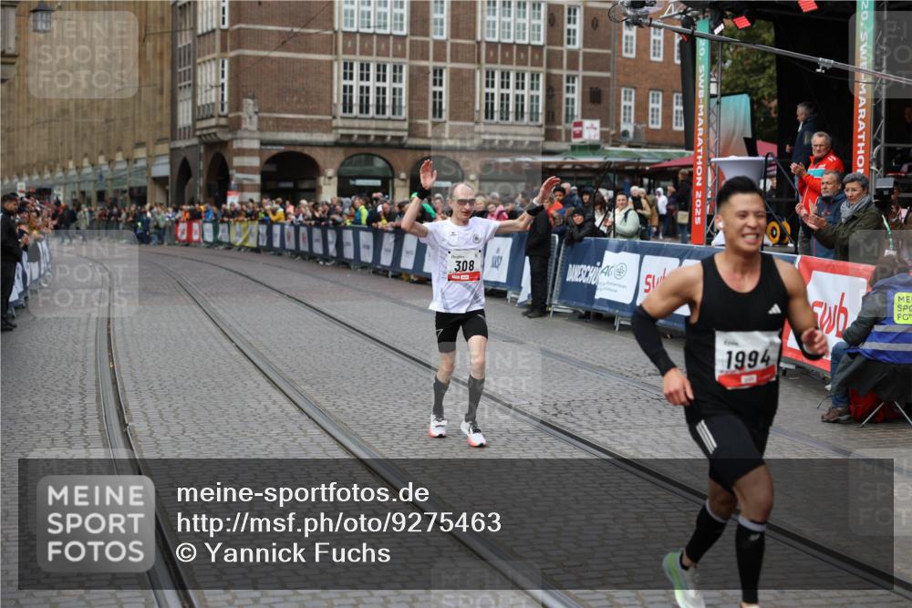 05.10.2025 - 20. swb-Marathon Bremen Yannick Fuchs http://msf.ph/oto/9275463 05.10.2025 12:35:31 Ziel 308, 1994 meine-sportfotos.de