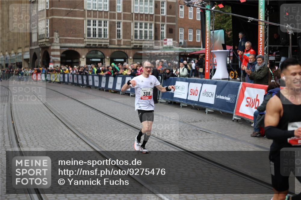 05.10.2025 - 20. swb-Marathon Bremen Yannick Fuchs http://msf.ph/oto/9275476 05.10.2025 12:35:31 Ziel 308, 1994 meine-sportfotos.de