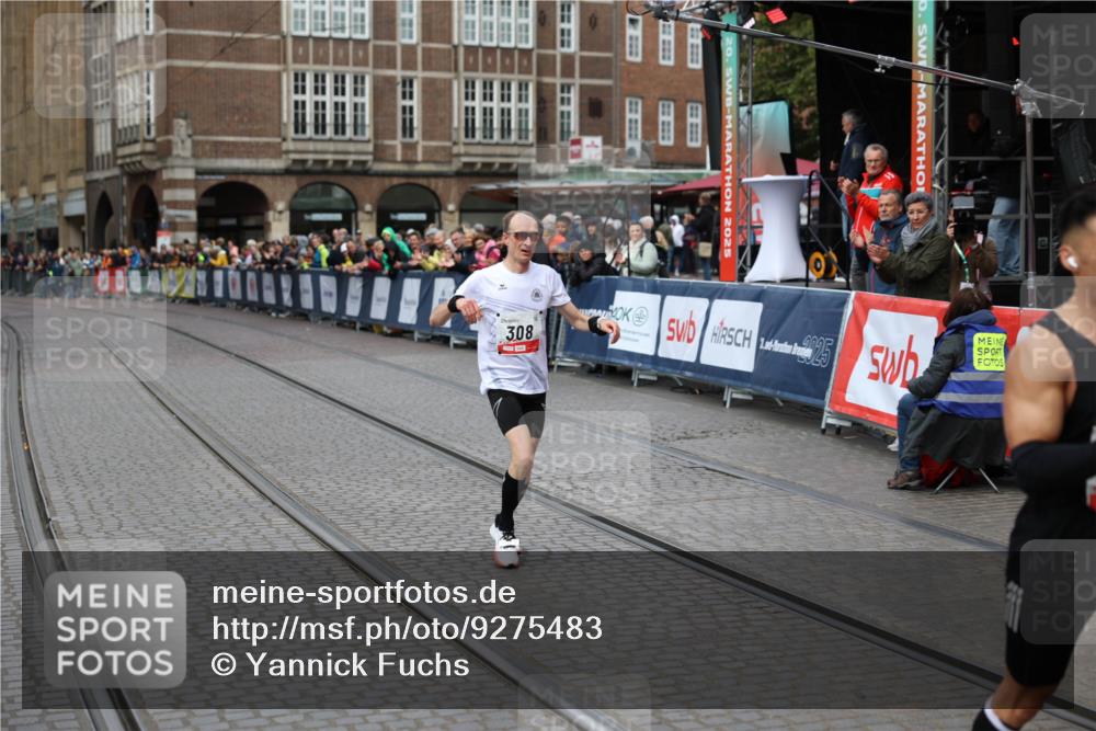 05.10.2025 - 20. swb-Marathon Bremen Yannick Fuchs http://msf.ph/oto/9275483 05.10.2025 12:35:31 Ziel 308, 1994 meine-sportfotos.de