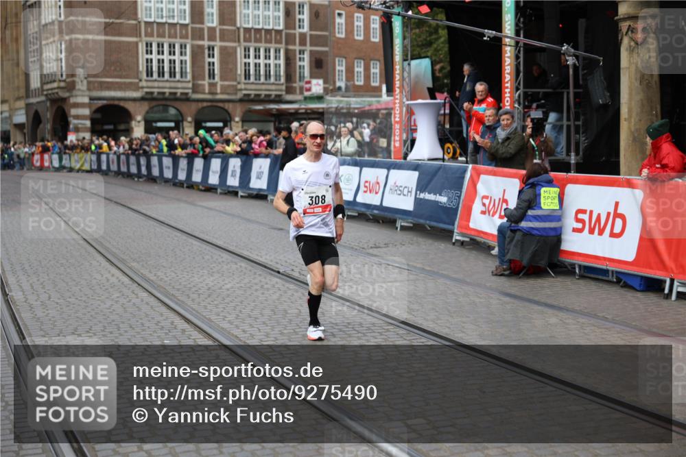 05.10.2025 - 20. swb-Marathon Bremen Yannick Fuchs http://msf.ph/oto/9275490 05.10.2025 12:35:31 Ziel 308, 1994 meine-sportfotos.de