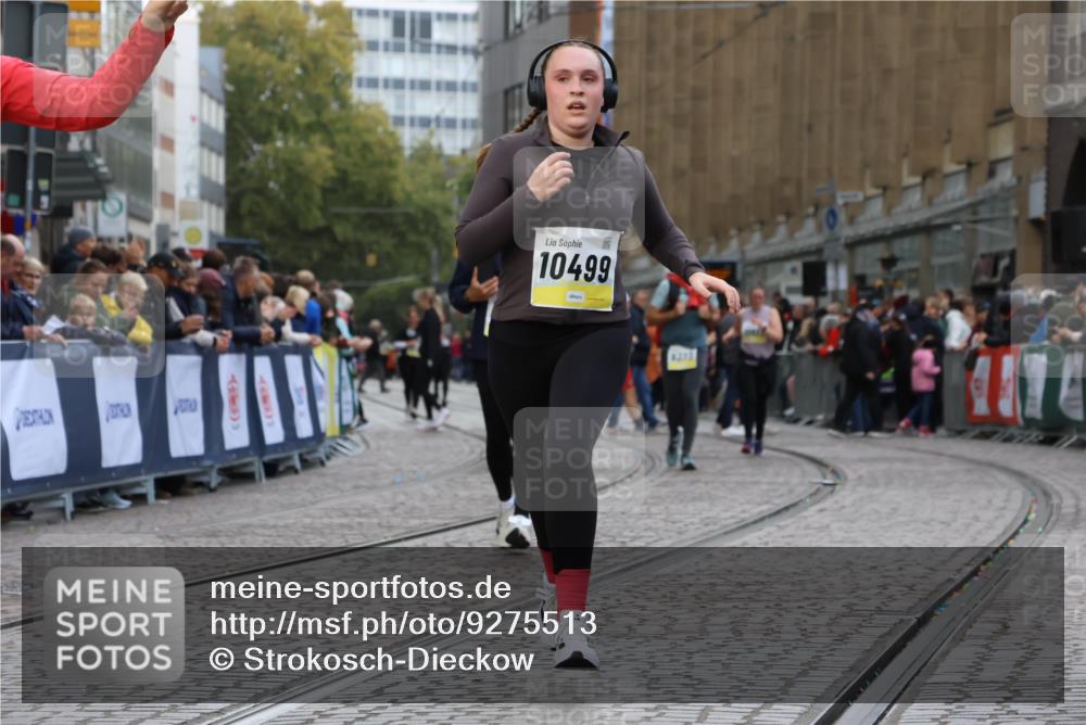 05.10.2025 - 20. swb-Marathon Bremen Strokosch-Dieckow http://msf.ph/oto/9275513 05.10.2025 11:12:06 Ziel 9526, 9675, 9726, 9911, 10463, 10499, 10849 meine-sportfotos.de