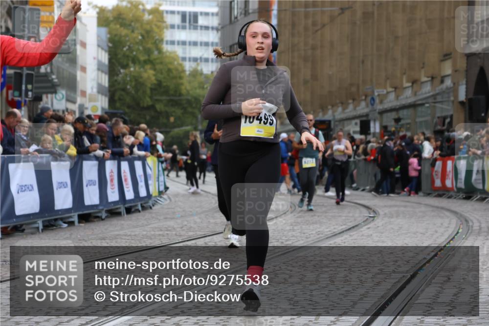 05.10.2025 - 20. swb-Marathon Bremen Strokosch-Dieckow http://msf.ph/oto/9275538 05.10.2025 11:12:06 Ziel 9526, 9675, 9726, 9911, 10463, 10499, 10849 meine-sportfotos.de