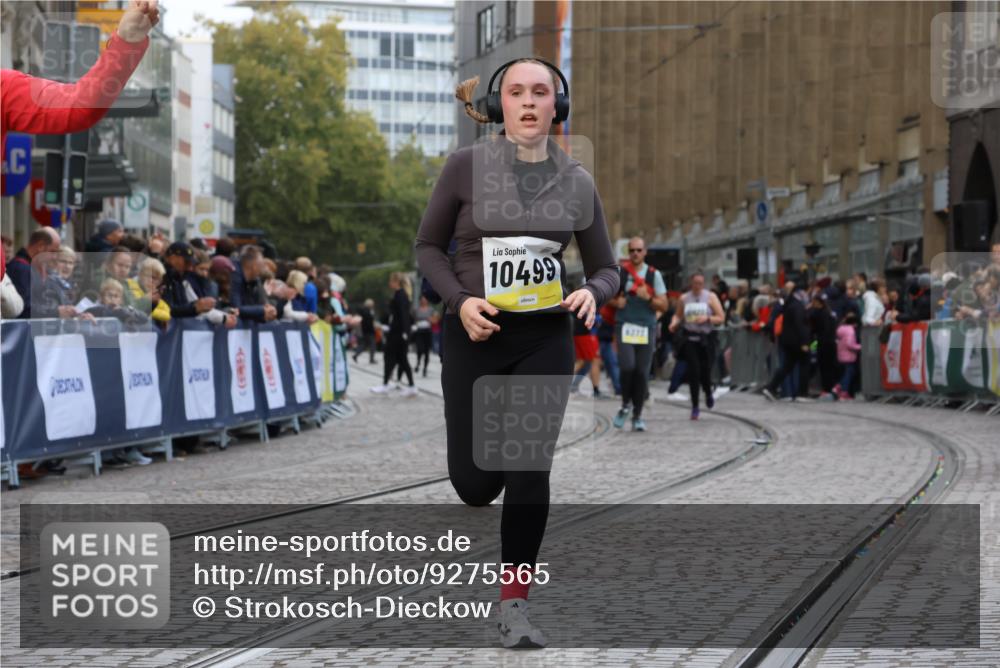 05.10.2025 - 20. swb-Marathon Bremen Strokosch-Dieckow http://msf.ph/oto/9275565 05.10.2025 11:12:06 Ziel 9526, 9675, 9726, 9911, 10463, 10499, 10849 meine-sportfotos.de