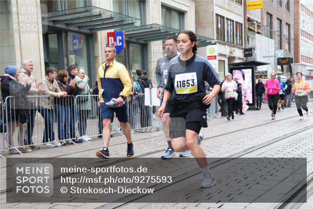 05.10.2025 - 20. swb-Marathon Bremen Strokosch-Dieckow http://msf.ph/oto/9275593 05.10.2025 11:13:37 Ziel 7014, 7410, 9012, 9342, 9380, 9631, 9667, 9946, 10000, 10036, 10491, 10512, 10671, 10721, 10756, 10842, 11036, 11060, 11068, 11541, 11548, 11652, 11653, 7014, 7410, 9012, 9342, 9380, 9631, 9667, 9946, 10000, 10036, 10491, 10512, 10671, 10721, 10756, 10842, 11036, 11060, 11068, 11541, 11548, 11652, 11653 meine-sportfotos.de