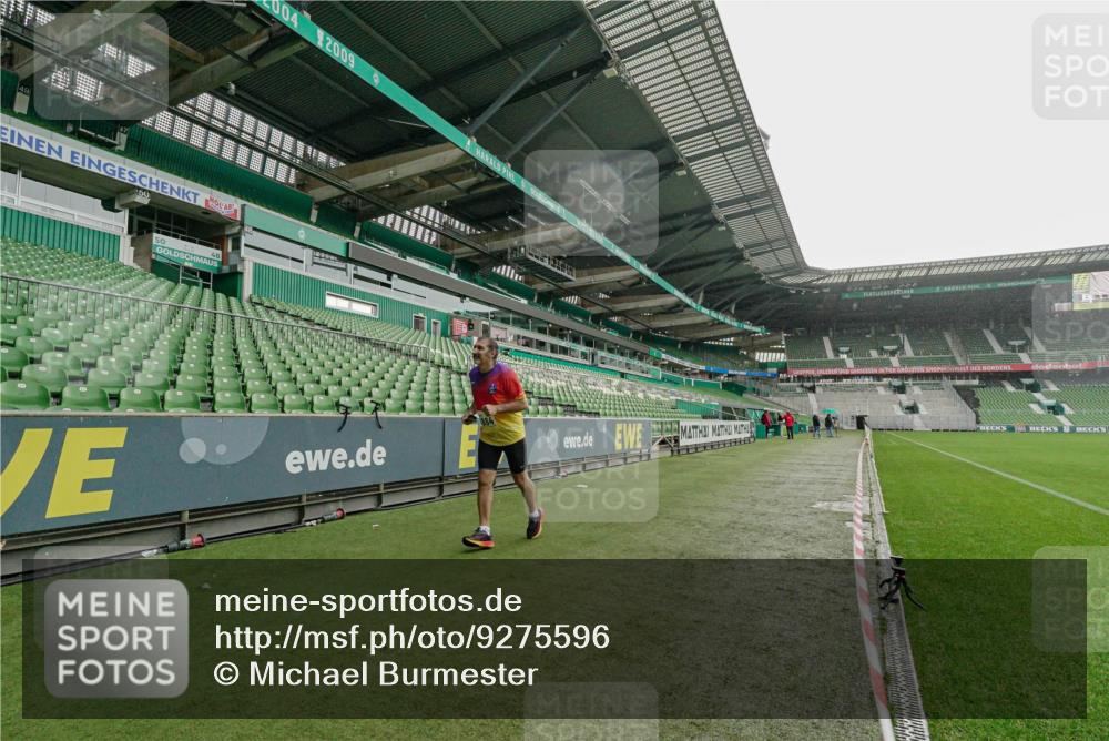 05.10.2025 - 20. swb-Marathon Bremen Michael Burmester http://msf.ph/oto/9275596 05.10.2025 14:56:14 Laufen im Stadion  meine-sportfotos.de