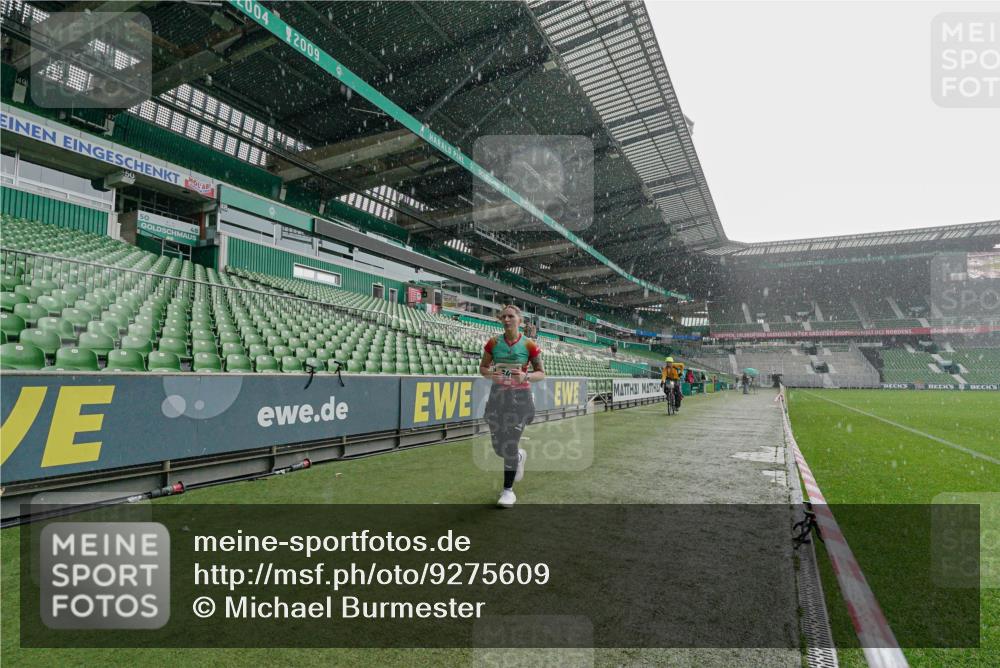 05.10.2025 - 20. swb-Marathon Bremen Michael Burmester http://msf.ph/oto/9275609 05.10.2025 14:57:09 Laufen im Stadion  meine-sportfotos.de