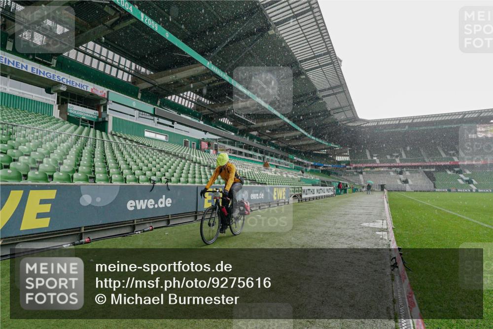 05.10.2025 - 20. swb-Marathon Bremen Michael Burmester http://msf.ph/oto/9275616 05.10.2025 14:57:15 Laufen im Stadion  meine-sportfotos.de