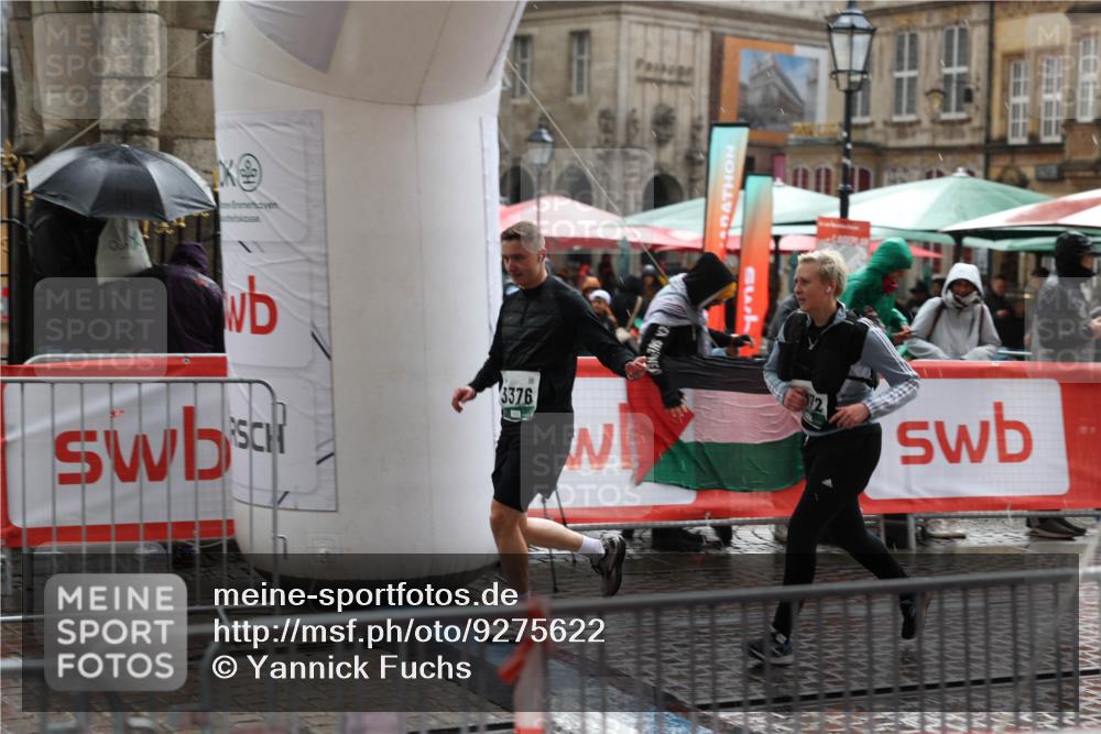 05.10.2025 - 20. swb-Marathon Bremen Yannick Fuchs http://msf.ph/oto/9275622 05.10.2025 14:55:39 Ziel 3372, 3375, 3376, 5589 meine-sportfotos.de