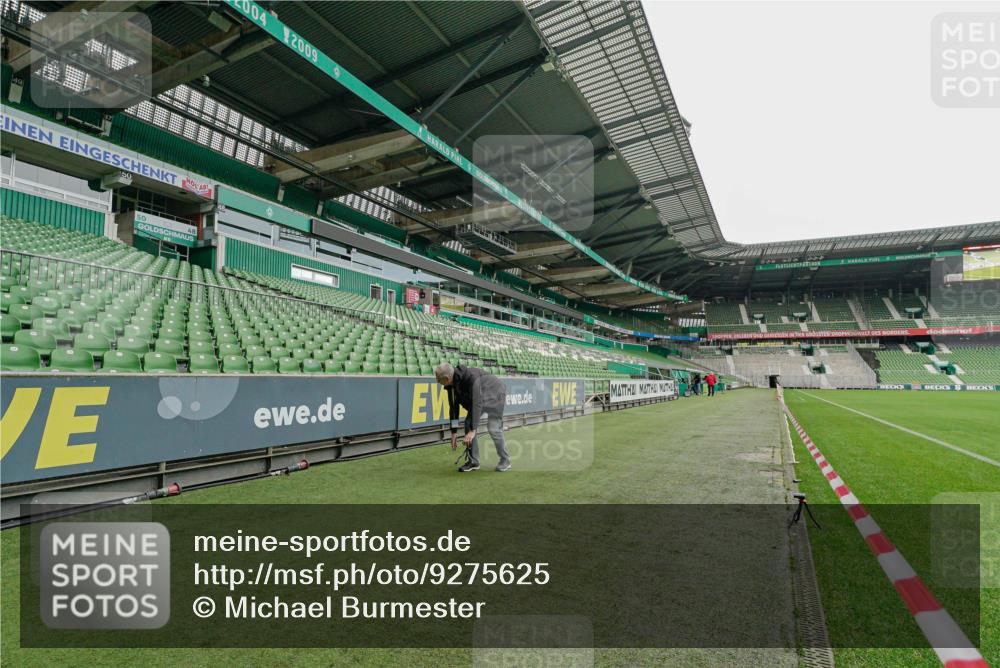 05.10.2025 - 20. swb-Marathon Bremen Michael Burmester http://msf.ph/oto/9275625 05.10.2025 10:09:08 Laufen im Stadion  meine-sportfotos.de