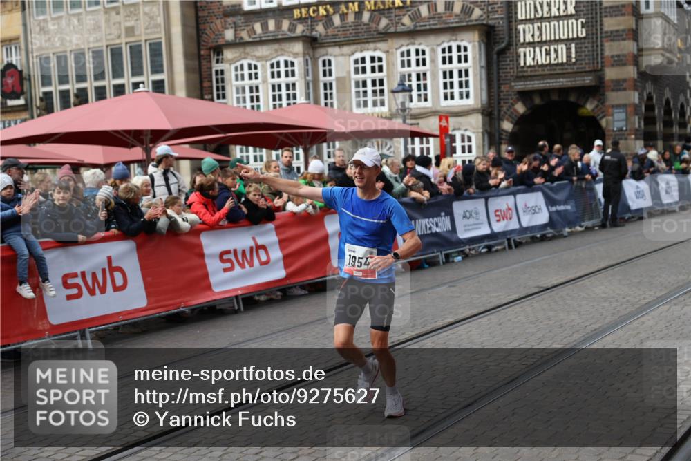 05.10.2025 - 20. swb-Marathon Bremen Yannick Fuchs http://msf.ph/oto/9275627 05.10.2025 12:37:01 Ziel 1954 meine-sportfotos.de