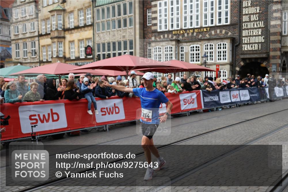 05.10.2025 - 20. swb-Marathon Bremen Yannick Fuchs http://msf.ph/oto/9275643 05.10.2025 12:37:01 Ziel 1954 meine-sportfotos.de