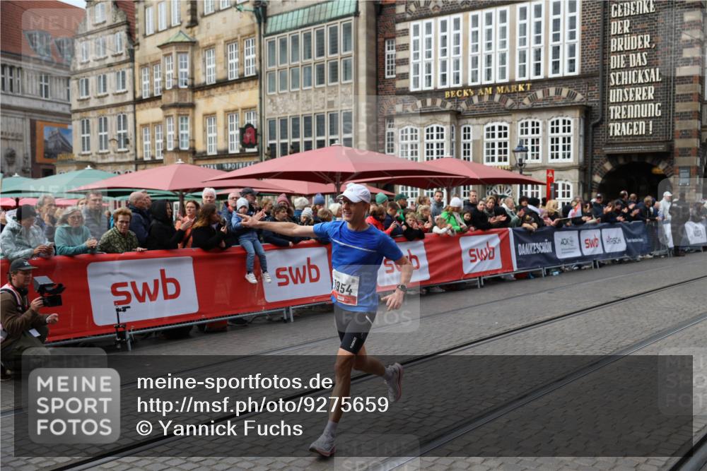05.10.2025 - 20. swb-Marathon Bremen Yannick Fuchs http://msf.ph/oto/9275659 05.10.2025 12:37:01 Ziel 1954 meine-sportfotos.de