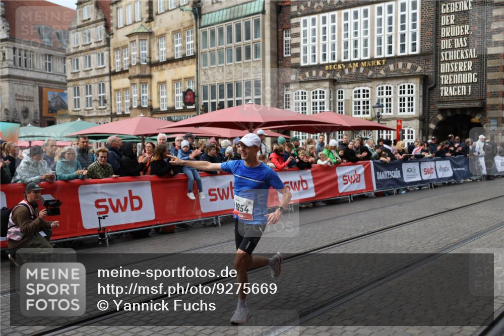 05.10.2025 - 20. swb-Marathon Bremen Yannick Fuchs http://msf.ph/oto/9275669 05.10.2025 12:37:01 Ziel 1954 meine-sportfotos.de