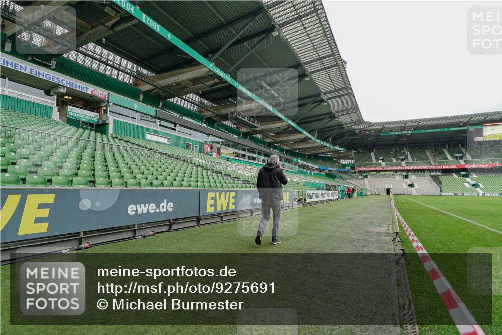 05.10.2025 - 20. swb-Marathon Bremen Michael Burmester http://msf.ph/oto/9275691 05.10.2025 10:12:23 Laufen im Stadion  meine-sportfotos.de