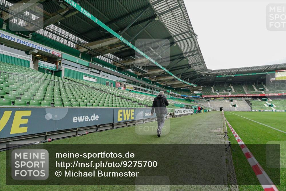 05.10.2025 - 20. swb-Marathon Bremen Michael Burmester http://msf.ph/oto/9275700 05.10.2025 10:12:23 Laufen im Stadion  meine-sportfotos.de