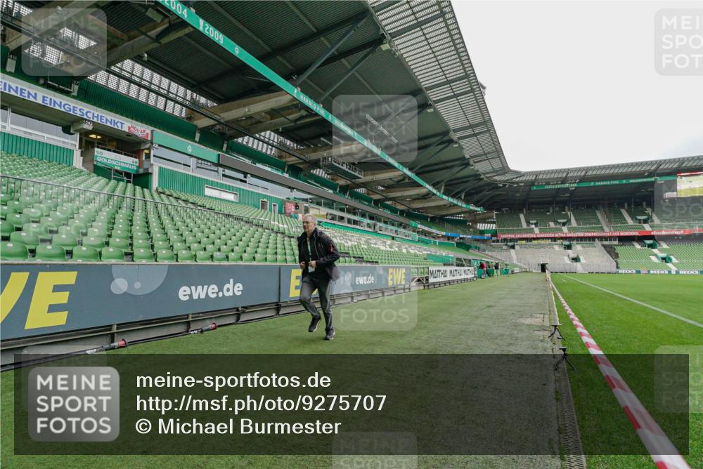 05.10.2025 - 20. swb-Marathon Bremen Michael Burmester http://msf.ph/oto/9275707 05.10.2025 10:12:39 Laufen im Stadion  meine-sportfotos.de