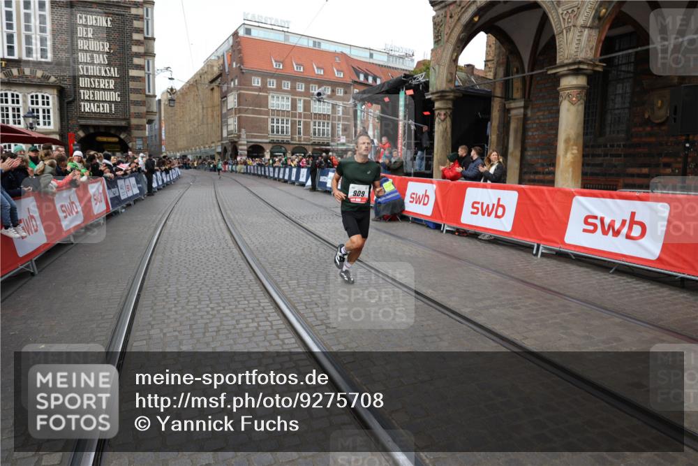 05.10.2025 - 20. swb-Marathon Bremen Yannick Fuchs http://msf.ph/oto/9275708 05.10.2025 12:37:12 Ziel 909 meine-sportfotos.de