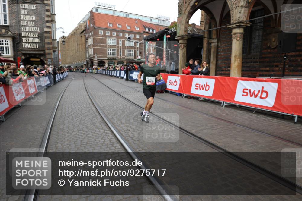 05.10.2025 - 20. swb-Marathon Bremen Yannick Fuchs http://msf.ph/oto/9275717 05.10.2025 12:37:12 Ziel 909 meine-sportfotos.de