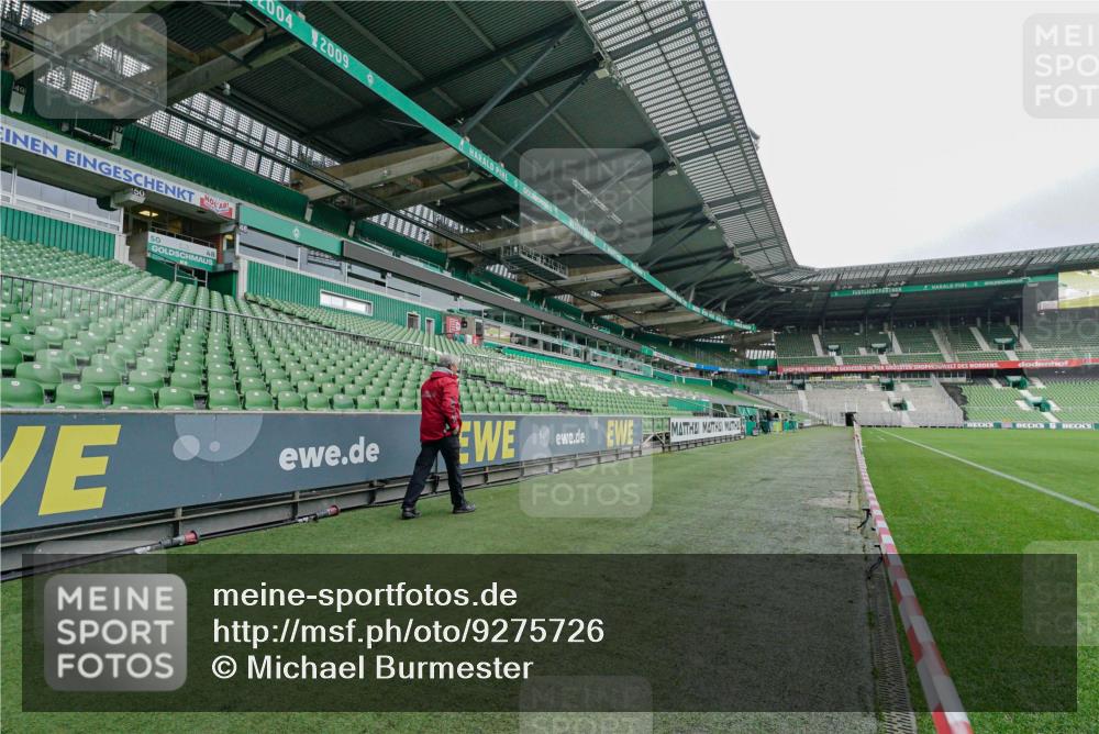 05.10.2025 - 20. swb-Marathon Bremen Michael Burmester http://msf.ph/oto/9275726 05.10.2025 10:13:52 Laufen im Stadion  meine-sportfotos.de