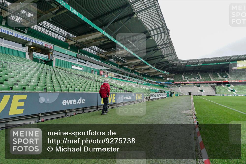 05.10.2025 - 20. swb-Marathon Bremen Michael Burmester http://msf.ph/oto/9275738 05.10.2025 10:13:52 Laufen im Stadion  meine-sportfotos.de