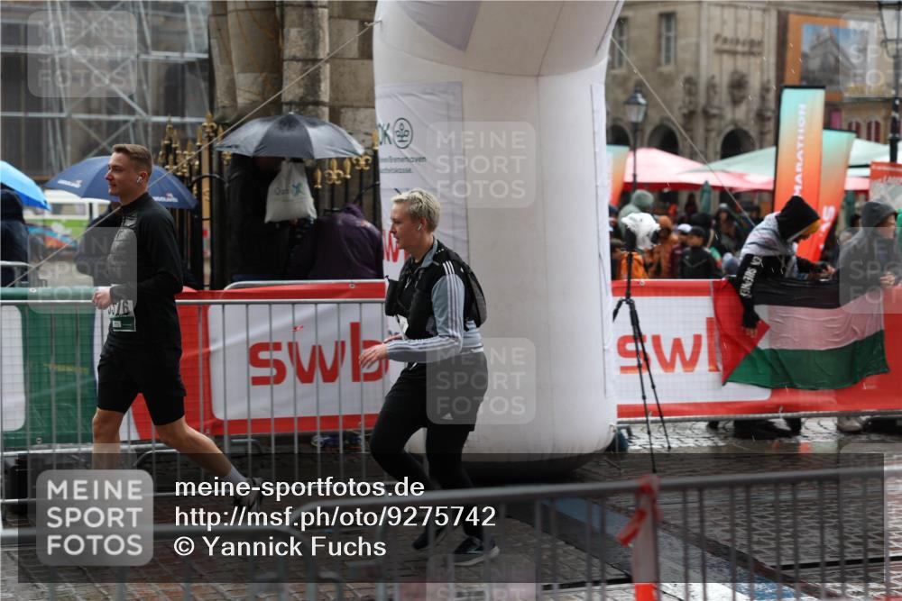 05.10.2025 - 20. swb-Marathon Bremen Yannick Fuchs http://msf.ph/oto/9275742 05.10.2025 14:55:40 Ziel 3372, 3375, 3376, 5589 meine-sportfotos.de