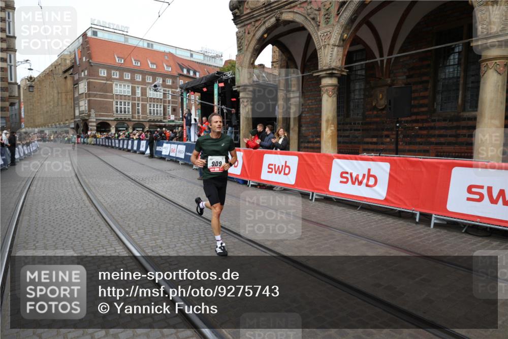 05.10.2025 - 20. swb-Marathon Bremen Yannick Fuchs http://msf.ph/oto/9275743 05.10.2025 12:37:12 Ziel 909 meine-sportfotos.de