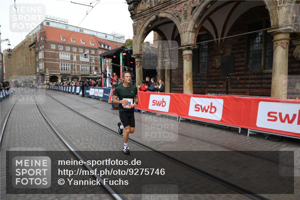 05.10.2025 - 20. swb-Marathon Bremen Yannick Fuchs http://msf.ph/oto/9275746 05.10.2025 12:37:12 Ziel 909 meine-sportfotos.de