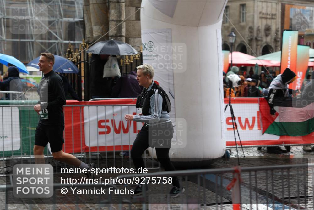 05.10.2025 - 20. swb-Marathon Bremen Yannick Fuchs http://msf.ph/oto/9275758 05.10.2025 14:55:40 Ziel 3372, 3375, 3376, 5589 meine-sportfotos.de