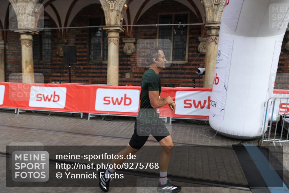 05.10.2025 - 20. swb-Marathon Bremen Yannick Fuchs http://msf.ph/oto/9275768 05.10.2025 12:37:13 Ziel 909 meine-sportfotos.de