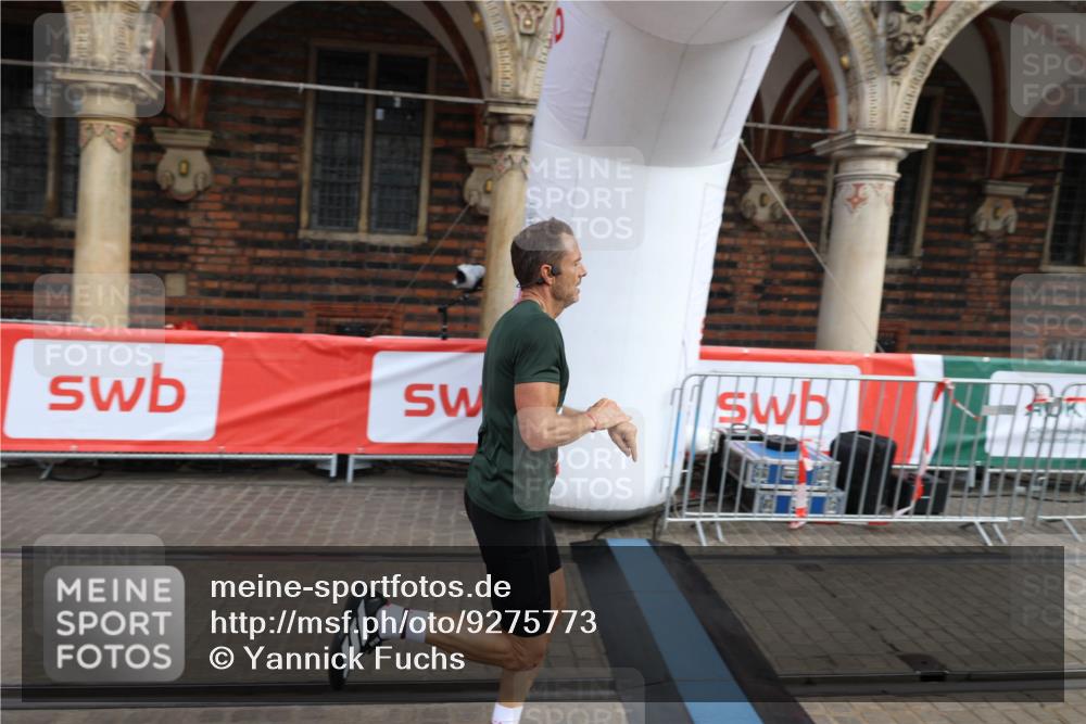 05.10.2025 - 20. swb-Marathon Bremen Yannick Fuchs http://msf.ph/oto/9275773 05.10.2025 12:37:13 Ziel 909 meine-sportfotos.de