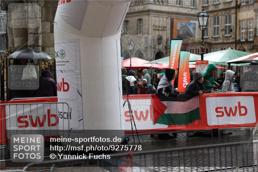05.10.2025 - 20. swb-Marathon Bremen Yannick Fuchs http://msf.ph/oto/9275778 05.10.2025 14:55:41 Ziel 3372, 3375, 3376, 5589 meine-sportfotos.de