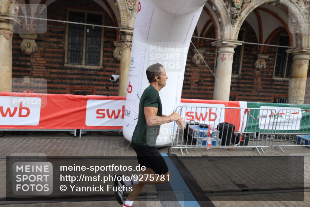 05.10.2025 - 20. swb-Marathon Bremen Yannick Fuchs http://msf.ph/oto/9275781 05.10.2025 12:37:13 Ziel 909 meine-sportfotos.de