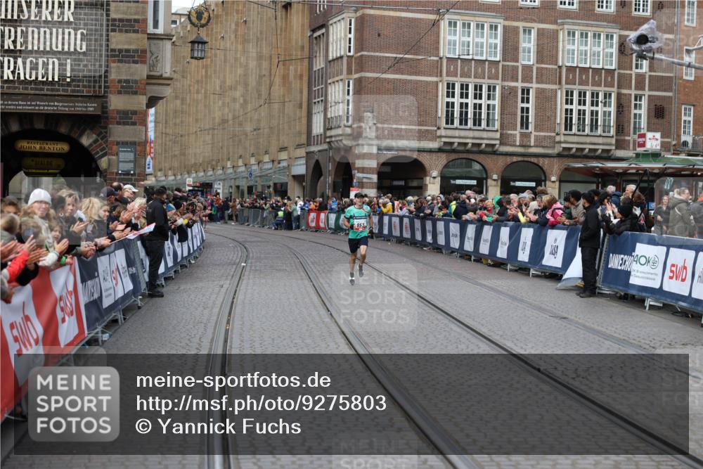 05.10.2025 - 20. swb-Marathon Bremen Yannick Fuchs http://msf.ph/oto/9275803 05.10.2025 12:37:16 Ziel 909 meine-sportfotos.de