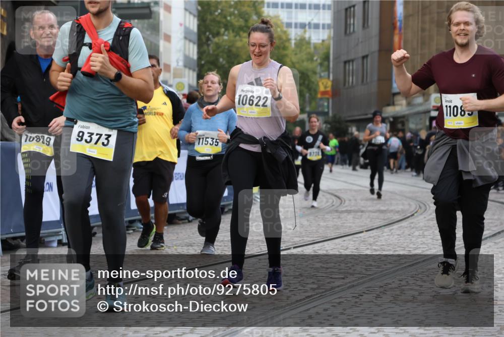 05.10.2025 - 20. swb-Marathon Bremen Strokosch-Dieckow http://msf.ph/oto/9275805 05.10.2025 11:12:17 Ziel 9373, 9374, 9911, 10622, 10899, 11085, 11535 meine-sportfotos.de