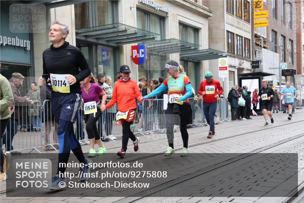 05.10.2025 - 20. swb-Marathon Bremen Strokosch-Dieckow http://msf.ph/oto/9275808 05.10.2025 11:13:51 Ziel 9012, 9342, 9380, 9631, 9695, 9724, 9818, 9819, 10000, 10036, 10114, 10115, 10201, 10491, 10512, 10721, 10832, 11036, 11135, 11539, 11541, 11548, 11555, 9012, 9342, 9380, 9631, 9695, 9724, 9818, 9819, 10000, 10036, 10114, 10115, 10201, 10491, 10512, 10721, 10832, 11036, 11135, 11539, 11541, 11548, 11555 meine-sportfotos.de