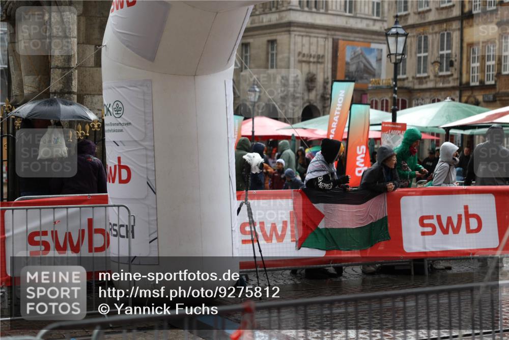 05.10.2025 - 20. swb-Marathon Bremen Yannick Fuchs http://msf.ph/oto/9275812 05.10.2025 14:55:41 Ziel 3372, 3375, 3376, 5589 meine-sportfotos.de