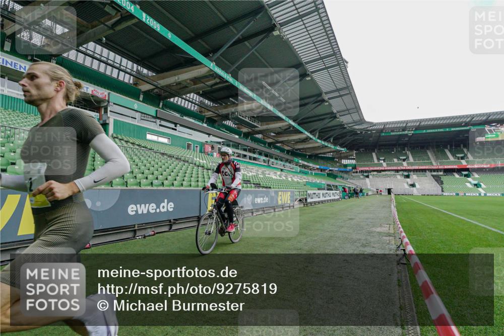 05.10.2025 - 20. swb-Marathon Bremen Michael Burmester http://msf.ph/oto/9275819 05.10.2025 10:15:43 Laufen im Stadion 2, 35 meine-sportfotos.de
